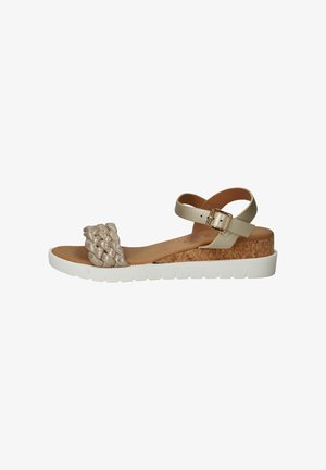Hakken sandaal met een geweven metallic gouden band, een kurken platform en een witte rubberen zool. Verstelbare enkelband met een gouden gesp.