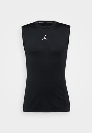 Melnas bezpiedurkņu sporta krekliņš ar baltu Jumpman logotipu centrā zem apaļā kakla izgriezuma uz vienkārša gaiša fona.