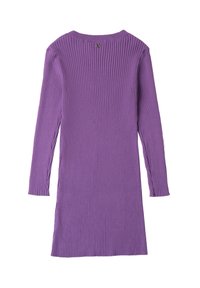 Abito a maglia rib altana, di colore viola, con maniche lunghe, scollatura rotonda, fessure laterali e un piccolo dettaglio metallico sul retro. Texture liscia.