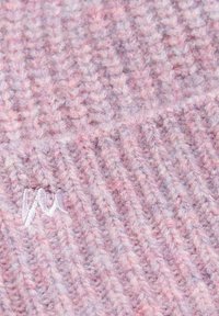 Gorro de lana tejido en tonos suaves de rosa con una textura acanalada. Presenta suaves variaciones tonales y un pequeño logo bordado en blanco.