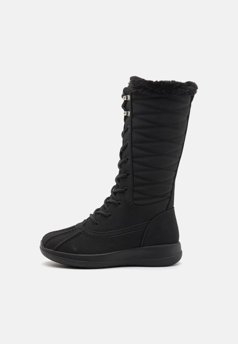 Botas negras hasta la rodilla con un diseño acolchado, cuello de piel sintética, cierre con cordones en la parte delantera y suela de goma para mayor tracción. Materiales lisos y texturizados.