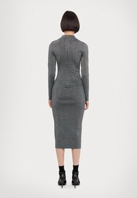 Robe midi ajustée à manches longues en tissu gris métallisé avec éclat. Présente un col montant, une fermeture éclair dans le dos et une silhouette fuselée.