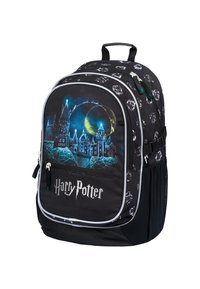 Černý batoh s motivem Harryho Pottera, na kterém je modro-bílý hrad, doplněný vzory lebek a bílými zipy.