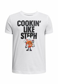 Camiseta de algodón blanca con el texto negro "COOKIN' LIKE STEPH" y un personaje de baloncesto de dibujos animados con un gorro de chef, sosteniendo una espátula.