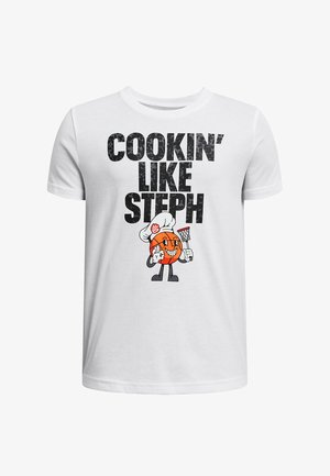 T-shirt in cotone bianco con testo nero "COOKIN' LIKE STEPH" e un personaggio di pallacanestro in stile cartoon che indossa un cappello da cuoco e tiene una spatola.