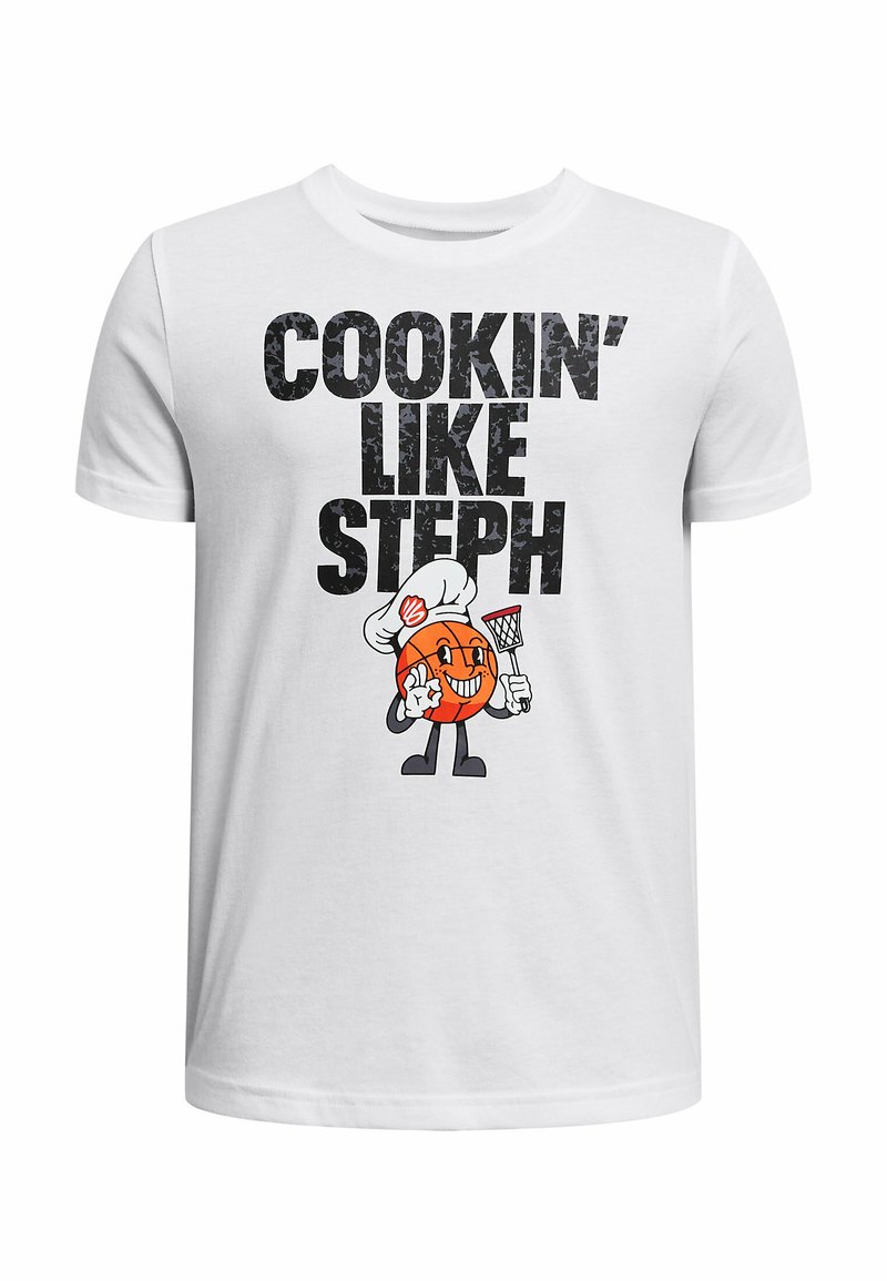 Camiseta de algodón blanca con el texto negro "COOKIN' LIKE STEPH" y un personaje de baloncesto de dibujos animados con un gorro de chef, sosteniendo una espátula.