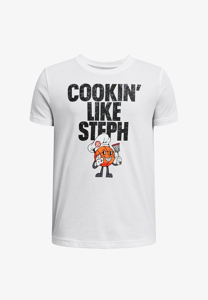 Camiseta de algodón blanca con el texto negro "COOKIN' LIKE STEPH" y un personaje de baloncesto de dibujos animados con un gorro de chef, sosteniendo una espátula.