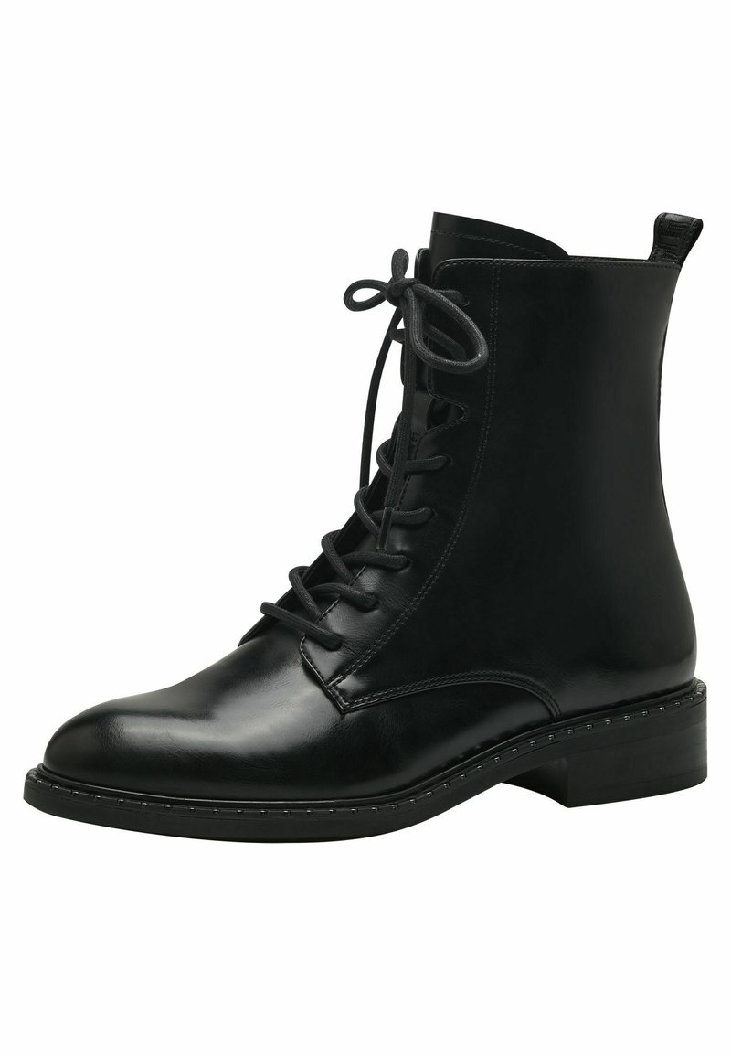 Bottine en cuir noir avec un laçage à l'avant, bout rond et empeigne texturée. Elle présente un petit talon carré et une couture décorative le long de la semelle.