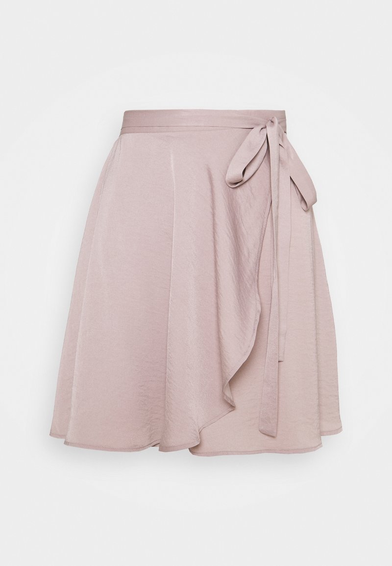 Hellrosa Satin-Wickelrock mit seitlichem Schleifenband und asymmetrischem Saum, auf einem weißen Hintergrund präsentiert.