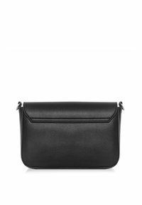 Czarna skórzana kopertówka o gładkiej teksturze, prostokątnym kształcie, z klapą składana i bocznymi detalami w postaci metalowych akcentów. W zestawie regulowany pasek.