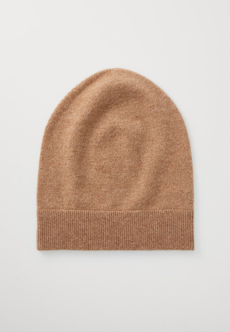 Bonnet en laine marron avec une texture lisse, un sommet arrondi et un ourlet côtelé replié. Design simple et sans coutures avec une couleur terre.