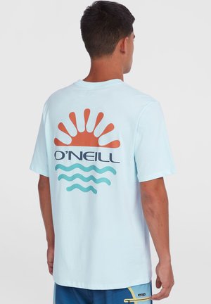 Hellblaues Baumwoll-T-Shirt mit einem großen orangefarbenen Sonnenmotiv und einem türkisfarbenen Wellenmuster auf dem Rücken. Verfügt über kurze Ärmel und einen lässigen Schnitt.