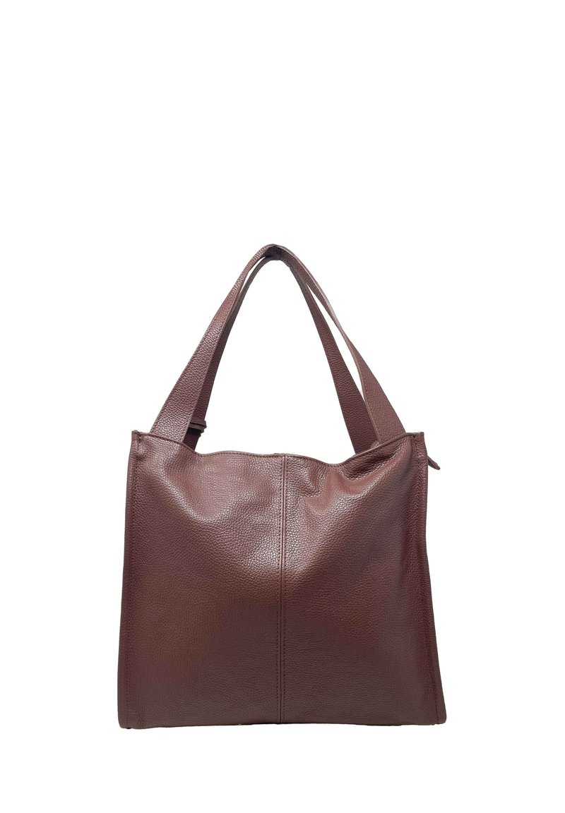 Brązowa skórzana torba tote o fakturowanej powierzchni, z dwoma wytrzymałymi uchwytami i prostym, nieskomplikowanym wzorem, z zamknięciem na zamek błyskawiczny u góry.