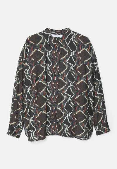 Gemustertes Hemd mit Knopfleiste, das ein abstraktes Design in Schwarz, Weiß und Rot zeigt. Hergestellt aus leichtem Stoff mit lockerer Passform und langen Ärmeln.