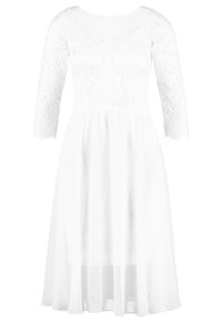 Vitt klänning med spetsbodice, trekvartslånga ärmar och en flödande kjol gjord av lättviktsmaterial för en lager-på-lager effekt.