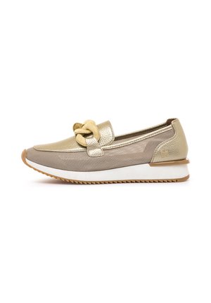 Scarpa slip-on dorata con superficie testurizzata, caratterizzata da un dettaglio a nodo in tessuto, dettagli beige e suola bianca con scanalature per la trazione.