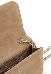 Beżowa torebka z zamszu z złotym łańcuszkiem, z wewnętrznym brązowym wykończeniem i zabezpieczoną klamrą do mocowania.}}