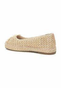 Zapato plano tejido beige con punta redondeada, lazo decorativo y parte superior texturizada. Presenta una suela similar a una cuerda y un panel trasero liso.