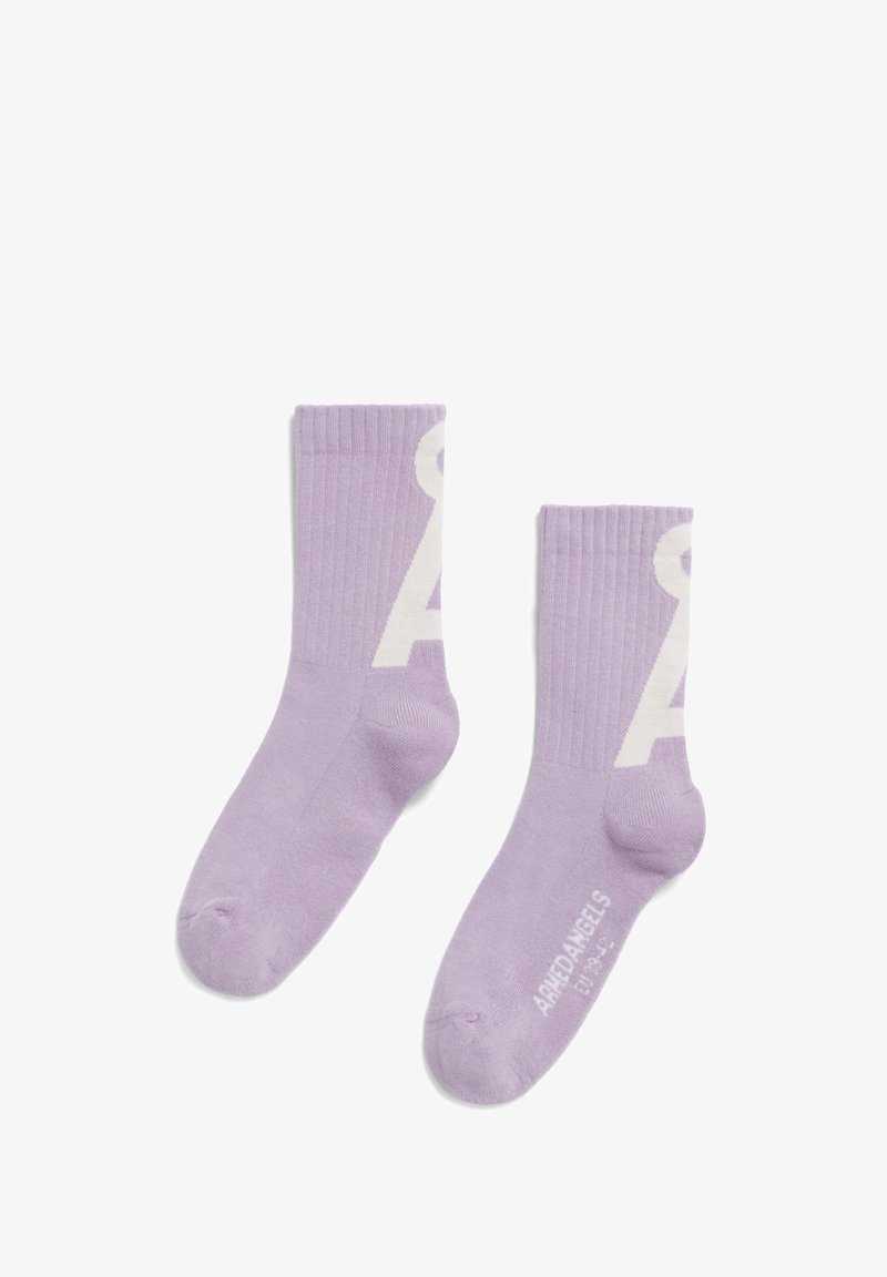 Een paar lila crew-sokken met geribbelde boorden, een wit gedeeltelijk letterontwerp aan de zijkanten en de tekst "ARHEDANGELS" op de zool van één sok.