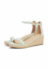 Sandali con zeppa in suede verde menta, design open toe, cinturino alla caviglia con fibbia e tacco avvolto in juta. Soletta beige liscia.