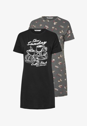 Schwarzes T-Shirt-Kleid mit weißem Kaffee-, Croissant-Grafik und "Slow Sunday Coffee Club"-Text; graues Kleid mit kleinem Gebäck- und Kaffeetassen-Druck.