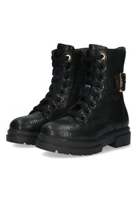 Botas negras hasta el tobillo con un acabado texturizado, diseño de cordones, cierre con cremallera y una hebilla decorativa. Presentan una suela plana de goma resistente.
