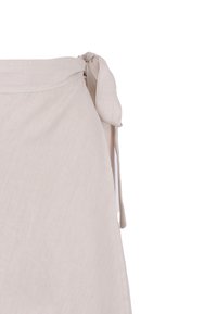 Gonna avvolgente in lino beige con una finitura testurizzata, con nodo annodato in vita e una silhouette fluida.