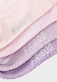 Tres pares de calcetines en rosa claro, rosa medio y lavanda, con una textura suave y el nombre de la marca "FRIBOO" tejido en cada uno.