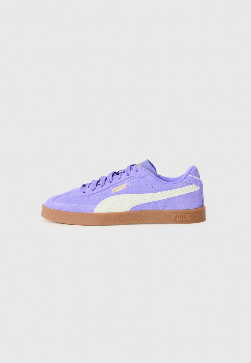 Paarse suède sneakers met witte designelementen en logo, voorzien van een gumrubberen zool en platte veters. Laag profiel.