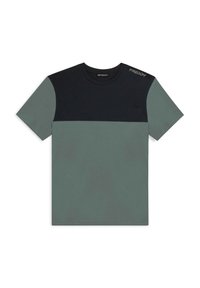 Maglietta a maniche corte verde e nera, caratterizzata da un design a blocchi di colore solido e una scollatura rotonda. Logo "FREDDY" sulla spalla.