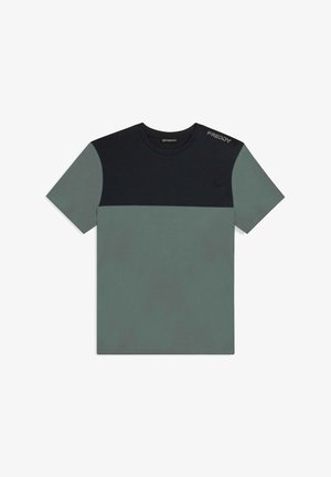 Maglietta a maniche corte verde e nera, caratterizzata da un design a blocchi di colore solido e una scollatura rotonda. Logo "FREDDY" sulla spalla.