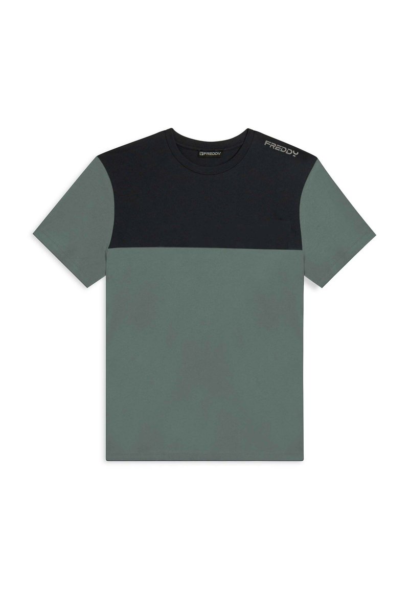 Maglietta a maniche corte verde e nera, caratterizzata da un design a blocchi di colore solido e una scollatura rotonda. Logo "FREDDY" sulla spalla.