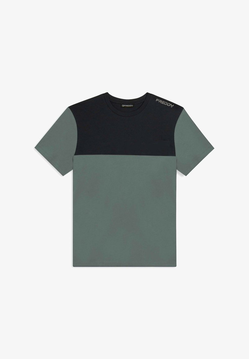 Camiseta de manga corta en verde y negro, con un diseño de bloques de color sólido y un cuello redondo. Logo "FREDDY" en el hombro.