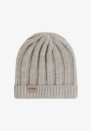 Grijze gebreide muts met verticale ribbels en een opgerolde rand. Heeft een gestructureerd patroon en een klein rechthoekig stoffen label op de rand.