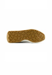 Suola di scarpa in gomma con un motivo testurizzato, caratterizzata da forme geometriche e di colore marrone chiaro. La sezione laterale include un dettaglio del marchio.