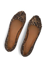 Des ballerines en imprimé léopard faites d'un tissu doux, avec un bout arrondi, un design plissé à l'avant et une semelle intérieure lisse beige.