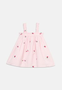 Robe rose clair pour tout-petit avec bretelles à volants et petites fleurs rouges brodées dispersées sur le tissu.