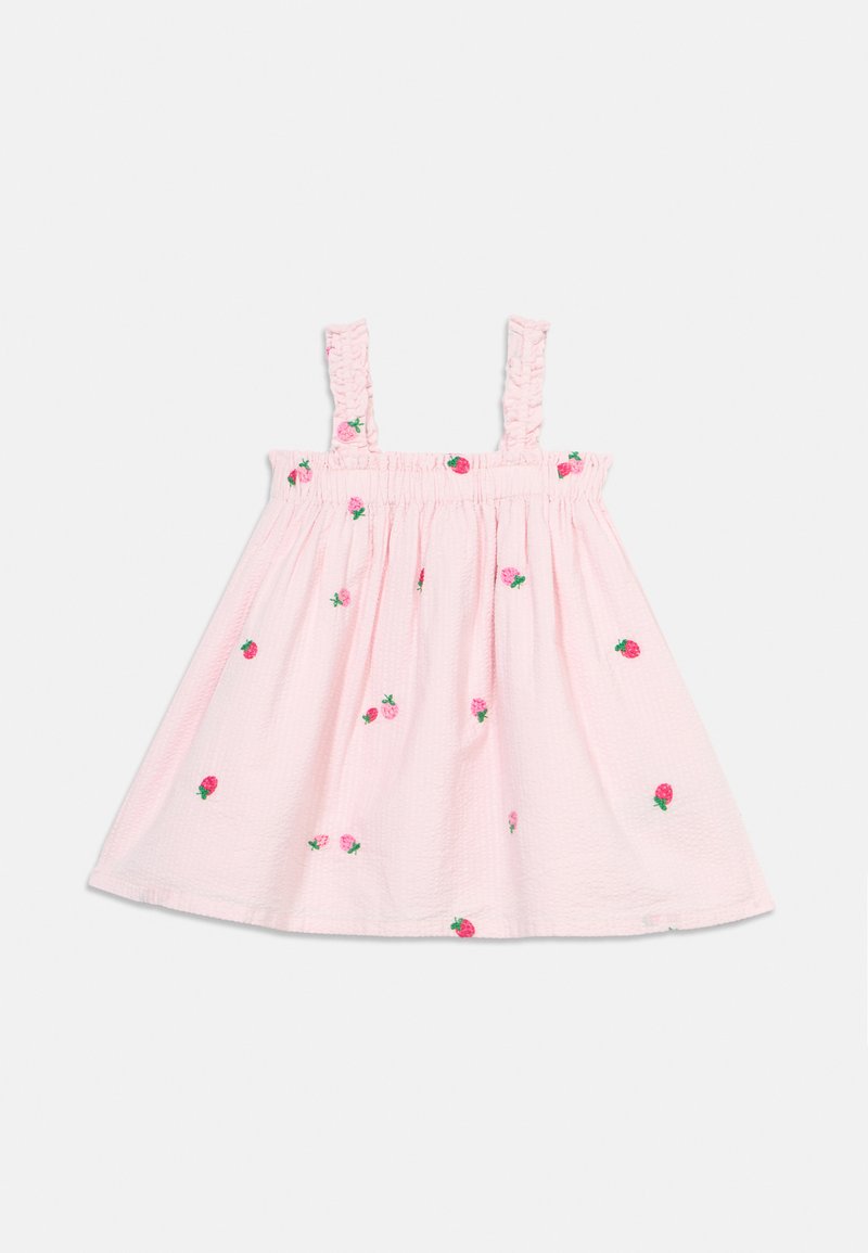 Robe rose clair pour tout-petit avec bretelles à volants et petites fleurs rouges brodées dispersées sur le tissu.