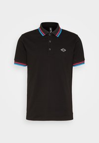 Zwarte poloshirt van katoen, met een klassieke kraag, een drieknoopsluiting en contrasterende rode en blauwe strepen op de mouwen.