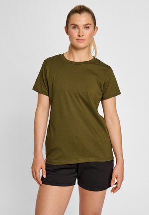 Olivegrünes Baumwoll-T-Shirt mit Rundhalsausschnitt, kurzen Ärmeln und lockerer Passform. Kombiniert mit schwarzen Shorts, die minimale Nähdetails aufweisen.