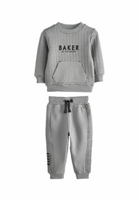 Šedá prešívaná mikina s predným vreckom a logom "BAKER", skombinovaná so zodpovedajúcimi šedými teplákmi s detailmi na bočných švoch a nastaviteľným pásom.