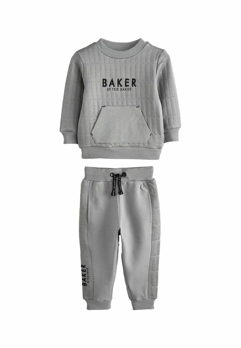 Šedá prešívaná mikina s predným vreckom a logom "BAKER", skombinovaná so zodpovedajúcimi šedými teplákmi s detailmi na bočných švoch a nastaviteľným pásom.