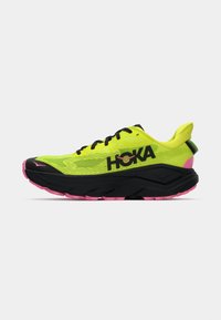 HOKA løpesko med en klar gul mesh-overdel, svarte detaljer, en tykk sort og rosa såle, og et polstret hældesign.