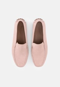 Ζευγάρι ανοιχτόροζ σουέντ μοκασίνια χωρίς κορδόνια με ραφές και καφέ εσωτερικά, σε λευκό φόντο, φωτογραφημένα από ψηλά.