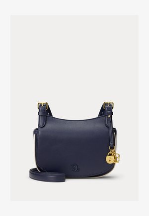 Tumši zila ādas sānu soma ar zelta sprādžu siksnām, zelta slēdzeni un rotājumu detaļām, kā arī izcirstu RLL logotipu priekšpusē.