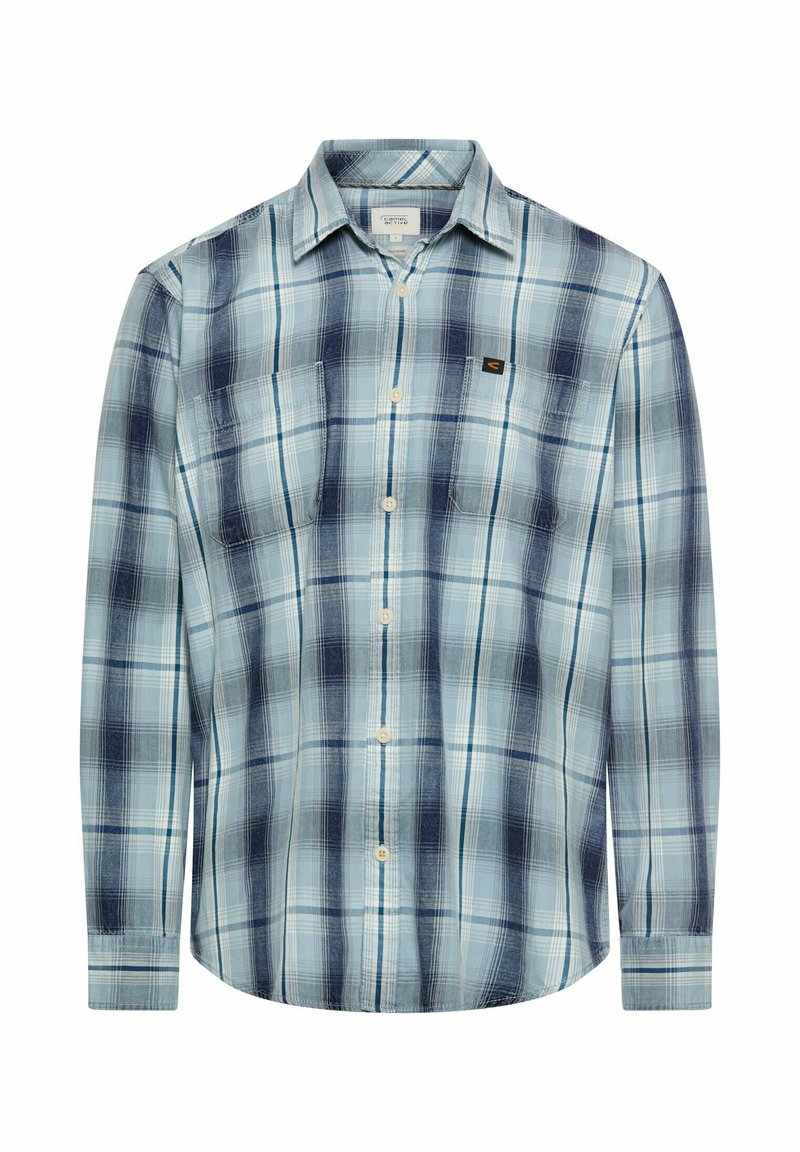 Koszula zapinana na guziki w jasnoniebieskim kolorze z ciemnoniebieskim wzorem w kratę. Posiada długie rękawy, kołnierzyk oraz kieszeń na piersi z detalem w postaci logo.