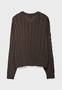 Brauner Strickpullover mit Zopfmuster, gerippten Bündchen und Saum. Hat einen runden Ausschnitt und ein leicht verkürztes Design hinten.