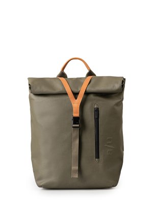 Olivgrüner Rolltop-Rucksack mit beigem Lederband, oberem Griff, vorderer vertikaler Reißverschlusstasche und schwarzem Schnappverschluss auf weißem Hintergrund.