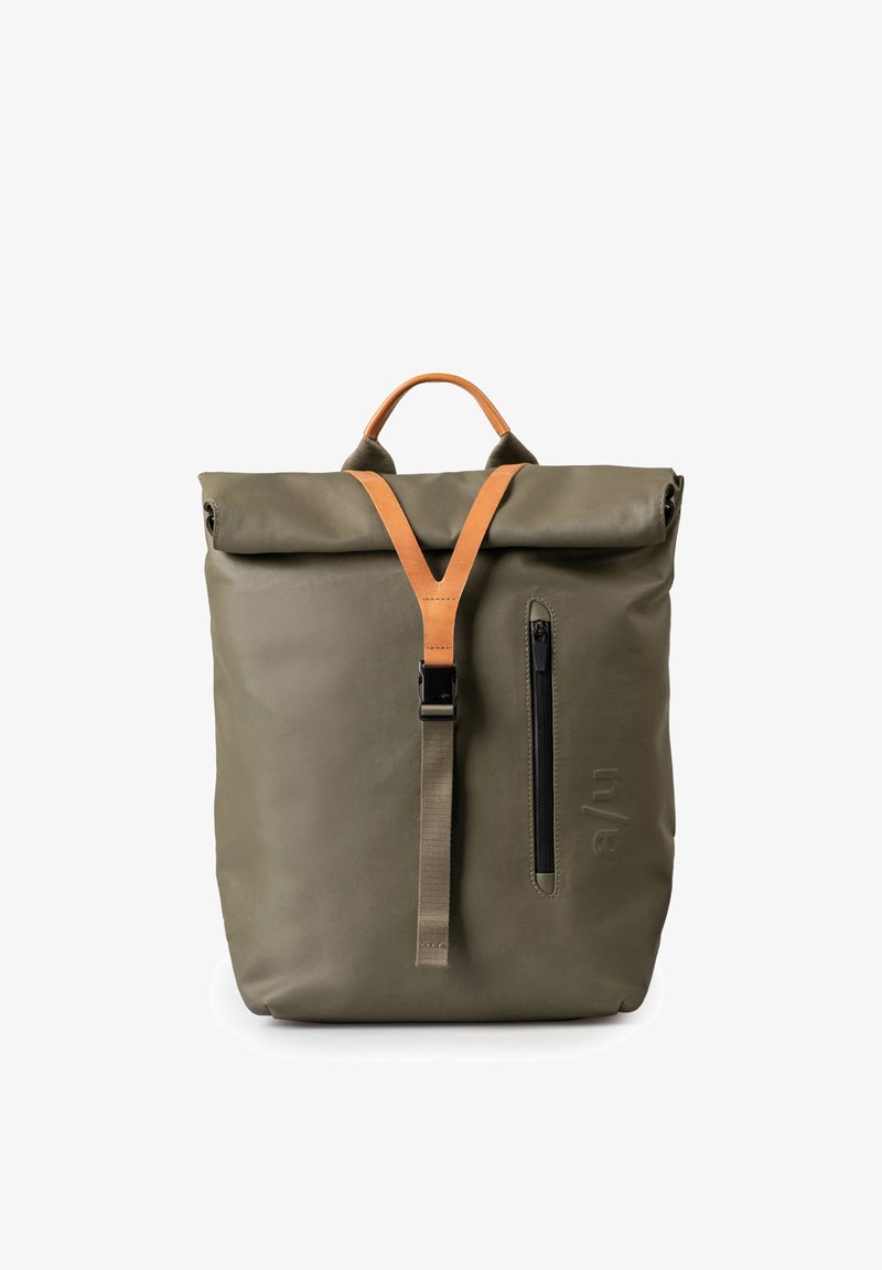 Olivgrüner Rolltop-Rucksack mit beigem Lederband, oberem Griff, vorderer vertikaler Reißverschlusstasche und schwarzem Schnappverschluss auf weißem Hintergrund.