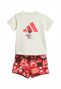 Conjunto de ropa infantil que incluye una camiseta color crema con un gráfico de un ratón de dibujos animados y rayas rojas de Adidas, acompañado de unos pantalones cortos multicolores.